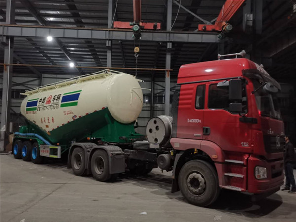 粉粒物料运输车